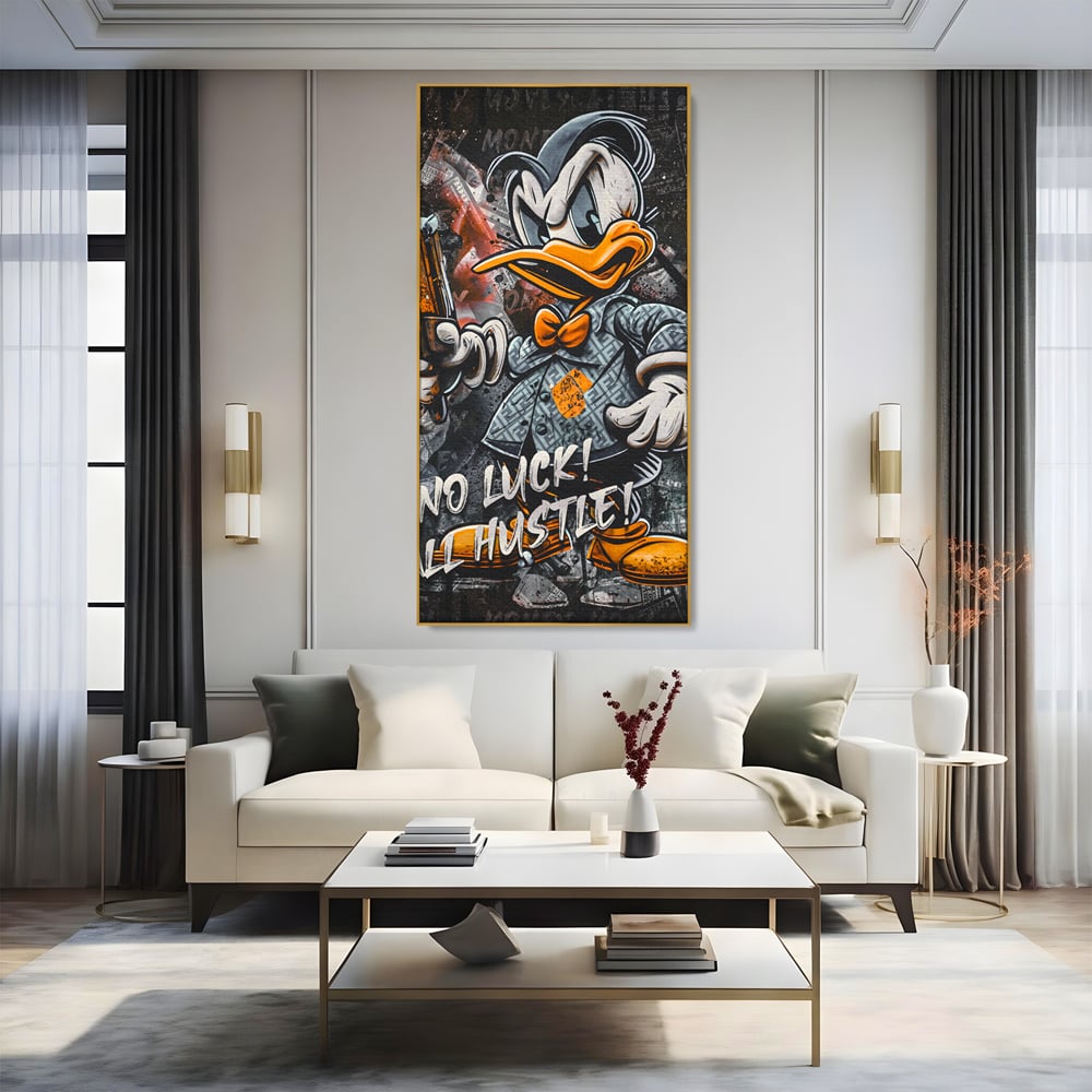 Tablou canvas cu tablou canvas cu donald duck revoltat, in rama de aluminiu auriu, pe perete intr-un living